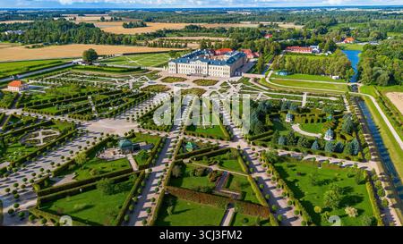Vue aérienne des jardins du palais de Rundāle, un grand palais baroque construit pour les ducs de Courlande en Lettonie, un des États baltes Banque D'Images