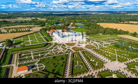 Vue aérienne des jardins du palais de Rundāle, un grand palais baroque construit pour les ducs de Courlande en Lettonie, un des États baltes Banque D'Images