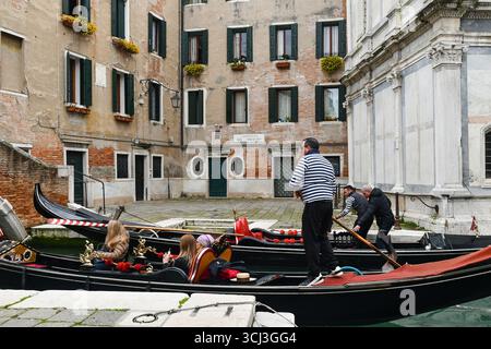 Gondole avec touristes sur Rio dei Miracoli, canal étroit devant l'église de Santa Maria dei Miracoli, sestiere de Cannaregio, Venise, Itay Banque D'Images