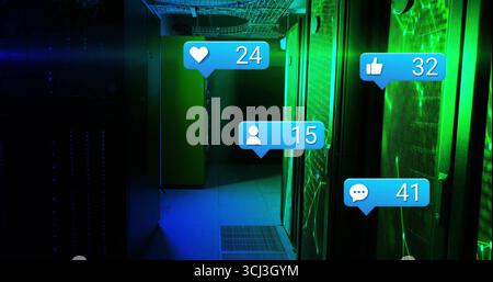 Mise en évidence des racks de serveurs affichant les câbles réseau dans le couloir du centre de données, avec des icônes holographiques. Technologie, mise en réseau, infrastructure de données, digi Banque D'Images