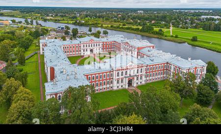 Vue aérienne du palais de Jelgava, le plus grand palais de style baroque des états baltes situé sur les rives de la rivière Lielupe en Lettonie Banque D'Images