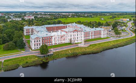 Vue aérienne du palais de Jelgava, le plus grand palais de style baroque des états baltes situé sur les rives de la rivière Lielupe en Lettonie Banque D'Images