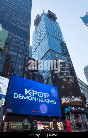 Vue vers le haut du panneau d'affichage électronique NASDAQ et K-POP à Times Square, 2025, New York City, États-Unis Banque D'Images