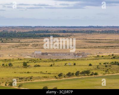 Vue aérienne Eketorp Ringfort : un voyage dans l'âge du fer et le passé viking de la Suède. Explorez la forteresse restaurée et le musée vivant sur Öland Banque D'Images