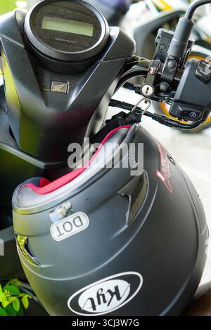 Verrouillage de sécurité du casque sur le guidon de moto Banque D'Images