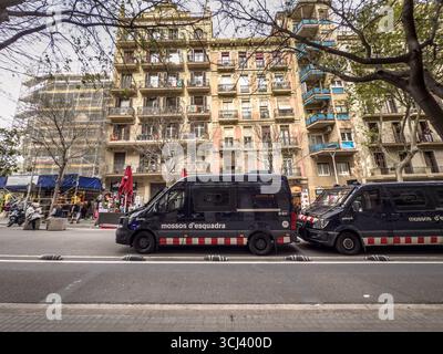 BARCELONE, ESPAGNE - 12 AVRIL 2025 : les patrouilleurs Mossos d'Esquadra sont garés dans le centre de Barcelone, Catalogne ; Policia de la Generalitat de Catalunya, Or Banque D'Images