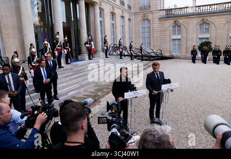 Paris, France. 3 septembre 2025. Le président français Emmanuel Macron (centre, R) et le président ukrainien Volodymyr Zelensky (centre, l) rencontrent la presse au Palais de l'Elysée à Paris, France, le 3 septembre 2025. Crédit : Gao Jing/Xinhua/Alamy Live News Banque D'Images