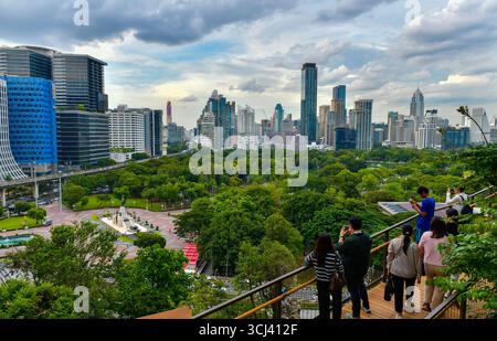 BANGKOK, THAÏLANDE - 3 septembre ,2025 : Un point de vue reliant Dusit Arun et Lumphini Parks, Dusit Central Park, le plus grand jardin du ciel de Thaïlande. Banque D'Images