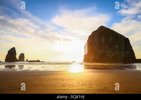 Coucher de soleil sur Haystack Rock à Oregon Beach. La photo a été prise fin août 2025. Banque D'Images