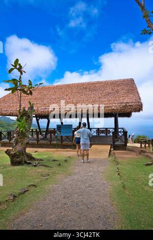 Mahé, Seychelles 6.09.2025, couple marchant vers le belvédère pittoresque de Mission Lodge, tous deux se dirigeant le long d'un chemin de gravier vers le point de vue Banque D'Images