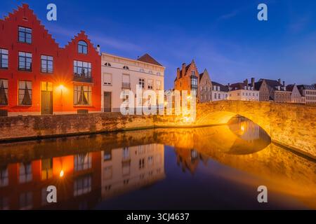 Paysage urbain pittoresque de Bruges, en Belgique, mettant en valeur son architecture médiévale, ses canaux sinueux et sa ligne d'horizon emblématique au cœur de ce patrimoine mondial de l'UNESCO Banque D'Images