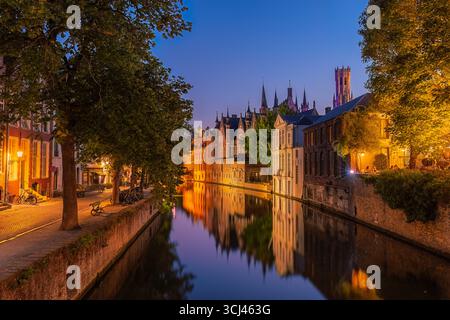 Paysage urbain pittoresque de Bruges, en Belgique, mettant en valeur son architecture médiévale, ses canaux sinueux et sa ligne d'horizon emblématique au cœur de ce patrimoine mondial de l'UNESCO Banque D'Images