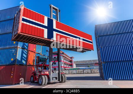 Conteneur de produits, expédition de marchandises de cargaison avec drapeau de Norvège pour les affaires d'exportation d'importation du concept de pays de Norvège Banque D'Images