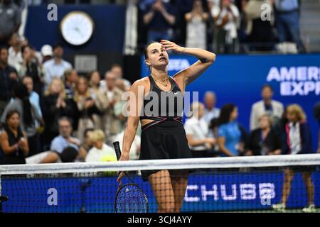 New York, États-Unis. 4 septembre 2025. Aryna Sabalenka, de Biélorussie, célèbre après avoir remporté le match de demi-finale en simple féminin contre Jessica Pegula, des États-Unis, aux championnats de tennis de l'US Open 2025 à New York, États-Unis, le 4 septembre 2025. Crédit : Li Rui/Xinhua/Alamy Live News Banque D'Images