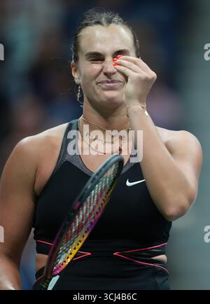 New York, États-Unis. 4 septembre 2025. Aryna Sabalenka, de Biélorussie, célèbre après avoir remporté le match de demi-finale en simple féminin contre Jessica Pegula, des États-Unis, aux championnats de tennis de l'US Open 2025 à New York, États-Unis, le 4 septembre 2025. Crédit : Wu Xiaoling/Xinhua/Alamy Live News Banque D'Images