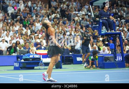 New York, États-Unis. 4 septembre 2025. Aryna Sabalenka, de Biélorussie, célèbre après avoir remporté le match de demi-finale en simple féminin contre Jessica Pegula, des États-Unis, aux championnats de tennis de l'US Open 2025 à New York, États-Unis, le 4 septembre 2025. Crédit : Wu Xiaoling/Xinhua/Alamy Live News Banque D'Images