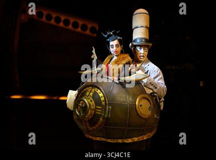 Prague, République tchèque. 04th Sep, 2025. Soirée d'ouverture du Cirque du Soleil KURIOS : Cabinet des curiosités à la plaine Letna de Prague, le 4 septembre 2025. Le Cirque du Soleil se produira à Letna Plain à Prague dans un grand chapito spécialement créé pour le spectacle Kurios-Cabinet des curiosités. Le projet a réuni cinquante artistes de 21 pays. Le spectacle a été créé à Montréal en 2014. Crédit : Katerina Sulova/CTK photo/Alamy Live News Banque D'Images