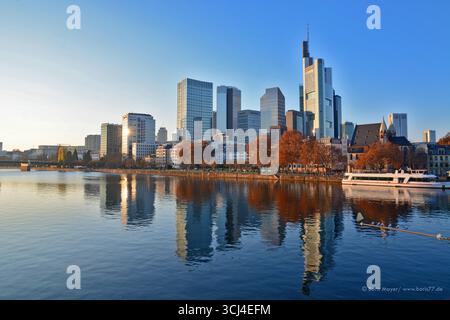 Vue sur Frankfurts Skyline en automne avec un reflet des bâtiments dans la rivière Banque D'Images