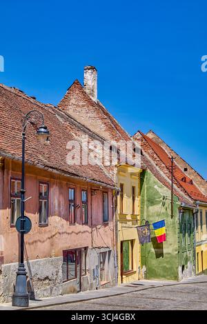 Façades colorées et fenêtres de maisons dans les rues du centre-ville de Sibiu, Sibiu, Transylvanie, Roumanie, Europe Banque D'Images