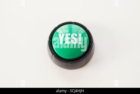 Oui texte sur le bouton rond vert, vue de dessus de la touche pour appuyer avec le doigt et choisir la réponse positive Banque D'Images