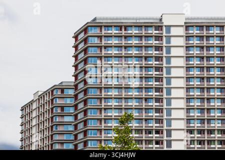 Immeubles d'appartements modernes de grande hauteur avec balcons répétitifs et façade vitrée Banque D'Images