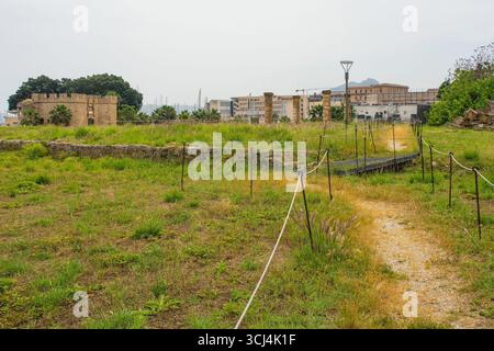 Un sentier balisé vers Porta Aragonese dans le complexe archéologique Castello a Mare à Palerme, Sicile, Italie. porte du xve siècle vers la forteresse Banque D'Images