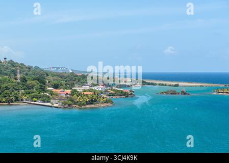 Isla de Roatan, Honduras - 16 avril 2024 : vue de dessus de l'île de Roatan, piste de l'aéroport et bateau de croisière au port de croisière de Roatan, Honduras. Banque D'Images