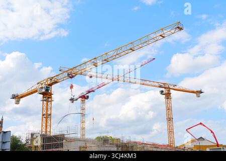 Berlin, Allemagne - 20 août 2025 : grues surplombant un chantier de construction à Berlin, mettant en valeur le progrès industriel et le développement urbain. Banque D'Images