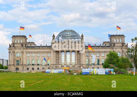 Berlin, Allemagne - 20 août 2025 : vue grand angle du bâtiment historique du Reichstag à Berlin, avec son dôme de verre et ses drapeaux allemands sous un par Banque D'Images
