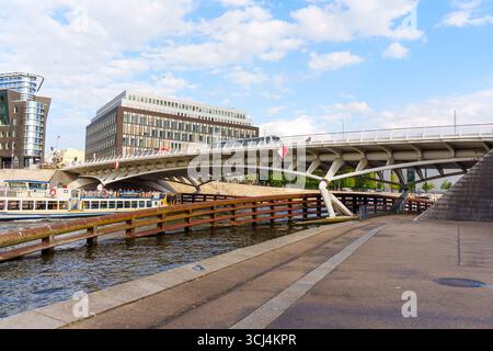 Berlin, Allemagne - 20 août 2025 : le pont du Prince de la Couronne s'étend sur la rivière Spree, à côté de la BMW Stiftung Herbert Quandt et moderne Federal Banque D'Images