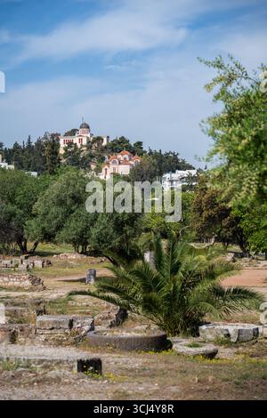 Une vue sur le site de l'ancienne Agora, à Athènes, Grèce. L'Observatoire National d'Athènes peut être vu au loin Banque D'Images