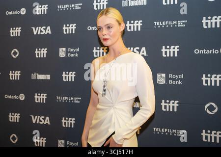 Toronto, Canada. 04th Sep, 2025. Elle Fanning assiste au tapis rouge pour la première de « valeur sentimentale » au Festival international du film de Toronto 2025 au Roy Thomson Hall. Le 4 septembre 2025 à Toronto, Canada. (Photo de Leonardo Ramirez/ Eyepix/Sipa USA) crédit : Sipa USA/Alamy Live News Banque D'Images
