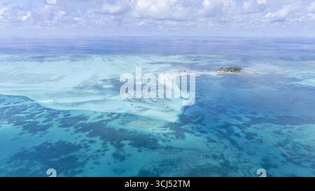 Vue aérienne d'une île tropicale paradisiaque où les eaux turquoises rencontrent le ciel lumineux, révélant la beauté de Johnny Cay, San Andrés, San Andrés et Providencia, Colombie. Banque D'Images