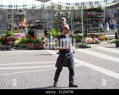 Cremona, Italie - 3 septembre 2025 Sunny Summertime Outdoor Flower Market scène au cœur de Cremona Lombardie Italie avec des acheteurs et Bloo dynamique Banque D'Images