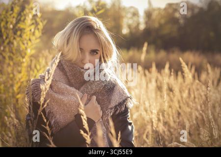 Triste belle femme en canne sèche au coucher du soleil, image tonique Banque D'Images