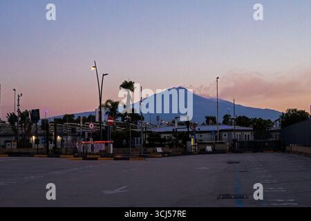 Vue sur l'Etna depuis l'aéroport de Catane à l'aube Banque D'Images