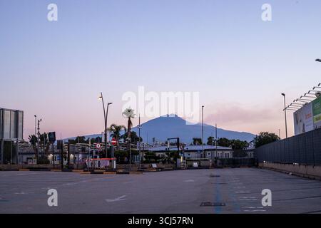 Vue sur l'Etna depuis l'aéroport de Catane à l'aube Banque D'Images