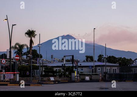 Vue sur l'Etna depuis l'aéroport de Catane à l'aube Banque D'Images