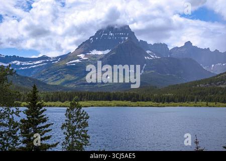Lac SwiftCurrent dans le parc national des Glaciers Banque D'Images