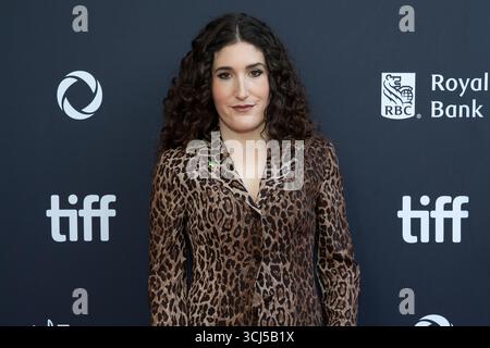 Toronto, Canada. 04th Sep, 2025. Kate Berlant assiste au tapis rouge pour la première de « Maddie's secret » lors du Festival international du film de Toronto 2025 au Roy Thomson Hall. Le 4 septembre 2025 à Toronto, Canada. (Photo de Leonardo Ramirez/ crédit : Eyepix Group/Alamy Live News Banque D'Images