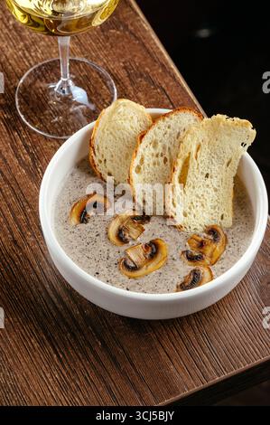 crème de soupe de champignons avec croûtons Banque D'Images