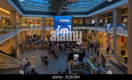Les fans enthousiastes de Labubu participent au PopMart Quiz Inside Maltese Mall : Kalkara, Malta - 2 septembre 2025 Banque D'Images