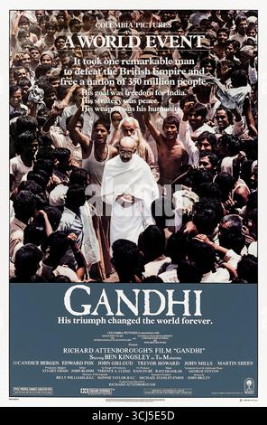 Gandhi (1982) réalisé par Richard Attenborough avec Ben Kingsley, Candice Bergen et Rohini Hattangadi. Un biopic complet suit la lutte non violente du Mahatma Gandhi pour l’indépendance de l’Inde, de l’activisme sud-africain à la naissance d’une nation. Photographie d'une affiche américaine originale de 1982 À USAGE ÉDITORIAL EXCLUSIF. Crédit : BFA / Columbia Pictures Banque D'Images