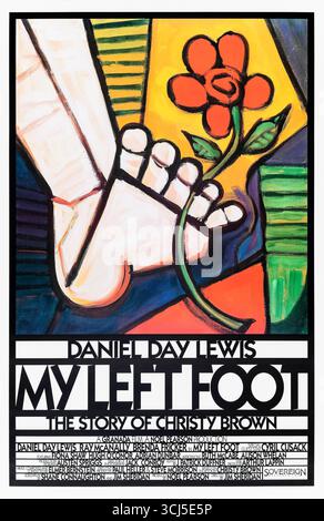 My Left Foot (1989) réalisé par Jim Sheridan avec Daniel Day-Lewis, Brenda Fricker et Ray McAnally. La vraie histoire de Christy Brown, un homme de Dublin né avec une paralysie cérébrale qui apprend à écrire et à peindre avec son pied gauche, défiant la pauvreté et les préjugés. Photographie d'une affiche américaine originale de 1989 À USAGE ÉDITORIAL EXCLUSIF. Crédit : BFA / Miramax films Banque D'Images
