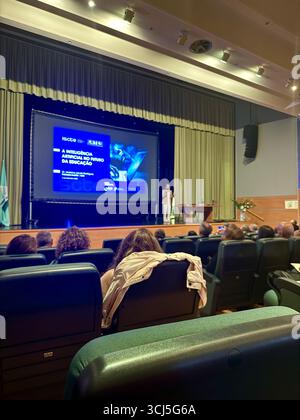 Un conférencier faisant une présentation à la 9e Réunion régionale sur les technologies dans l'éducation dans un auditorium très fréquenté. Banque D'Images
