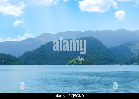 Vue panoramique sur le lac de Bled avec le château sur la falaise et l'église de l'île à distance Banque D'Images