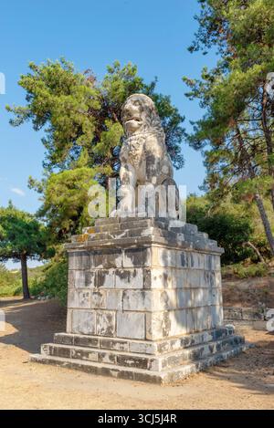 Vue complète du monument du Lion d'Amphipolis en Grèce avec des visiteurs près de la base Banque D'Images