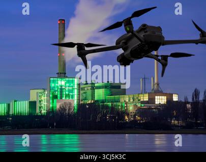 Image symbolique, photomontage, reconnaissance, espionnage avec des drones dans des installations industrielles, infrastructure critique, drone volant vers un industriel Banque D'Images