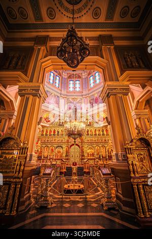 Vue intérieure de la cathédrale patriarcale de la Sainte Ascension à Almaty, Kazakhstan, mettant en valeur son autel artistique et coloré à couper le souffle Banque D'Images
