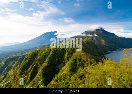 Vue du lever du soleil de Kintamani au mont Abang et Agung Banque D'Images
